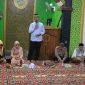 Pj. Sekdakab Pesibar, Jon Edwar memberikan sambutan dalam Safari Ramadhan di Pekon Mon, Kecamatan Ngambur, Kabupaten Pesisir Barat pada Kamis (28/3/2024). Foto: Joni Irawan, Kabarindonesia.co