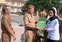 Bupati Lampung Timur, Dawam Rahardjo serahkan SK P3K pada salah seorang pegawai pada Senin (1/4/2024). Foto: Ali Mukmin, Kabarindonesia.co