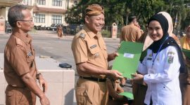 Bupati Lampung Timur, Dawam Rahardjo serahkan SK P3K pada salah seorang pegawai pada Senin (1/4/2024). Foto: Ali Mukmin, Kabarindonesia.co