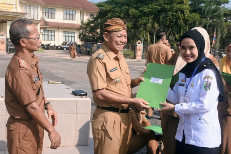 Bupati Lampung Timur, Dawam Rahardjo serahkan SK P3K pada salah seorang pegawai pada Senin (1/4/2024). Foto: Ali Mukmin, Kabarindonesia.co