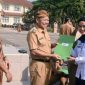 Bupati Lampung Timur, Dawam Rahardjo serahkan SK P3K pada salah seorang pegawai pada Senin (1/4/2024). Foto: Ali Mukmin, Kabarindonesia.co