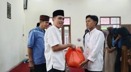 Kepala Sekolah SMAN Pesisir Selatan, Kabupaten Pesisir Barat, Provinsi Lampung, Rodi Satria menyerahkan zakat fitrah pada yang berhak menerimanya pada Senin (01/04/2024). Foto: Kabarindonesia.co