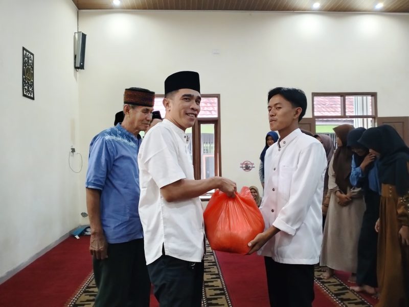Kepala Sekolah SMAN Pesisir Selatan, Kabupaten Pesisir Barat, Provinsi Lampung, Rodi Satria menyerahkan zakat fitrah pada yang berhak menerimanya pada Senin (01/04/2024). Foto: Kabarindonesia.co