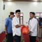 Kepala Sekolah SMAN Pesisir Selatan, Kabupaten Pesisir Barat, Provinsi Lampung, Rodi Satria menyerahkan zakat fitrah pada yang berhak menerimanya pada Senin (01/04/2024). Foto: Kabarindonesia.co