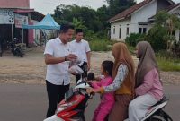 Petugas Polres Tulang Bawang Barat bagikan takjil bagi para pengguna jalan di Kelurahan Daya Murni, Kecamatan Tumijajar pada Senin (01/04/2024). Foto: Andi Rahman, Kabarindonesia.co