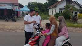 Petugas Polres Tulang Bawang Barat bagikan takjil bagi para pengguna jalan di Kelurahan Daya Murni, Kecamatan Tumijajar pada Senin (01/04/2024). Foto: Andi Rahman, Kabarindonesia.co