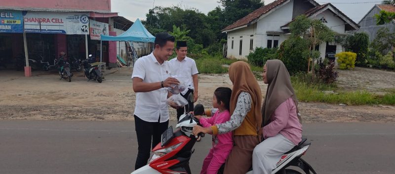 Petugas Polres Tulang Bawang Barat bagikan takjil bagi para pengguna jalan di Kelurahan Daya Murni, Kecamatan Tumijajar pada Senin (01/04/2024). Foto: Andi Rahman, Kabarindonesia.co