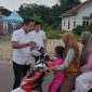 Petugas Polres Tulang Bawang Barat bagikan takjil bagi para pengguna jalan di Kelurahan Daya Murni, Kecamatan Tumijajar pada Senin (01/04/2024). Foto: Andi Rahman, Kabarindonesia.co