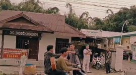 Pengurus SPJI Lampung Barat membagikan takjil pada pasien dan keluarganya di RSUD Alimuddin Umar dan RSIA Bunda Liwa pada Senin (1/4/2024). Tangkapan layar: Haeruel Abadi, Kabarindonesia.co