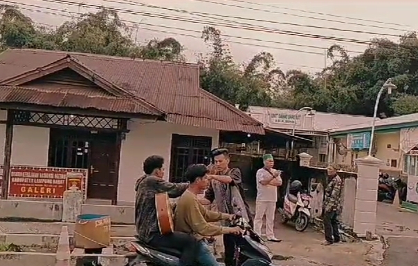 Pengurus SPJI Lampung Barat membagikan takjil pada pasien dan keluarganya di RSUD Alimuddin Umar dan RSIA Bunda Liwa pada Senin (1/4/2024). Tangkapan layar: Haeruel Abadi, Kabarindonesia.co