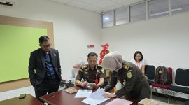 Pihak Kejati Sumatera Selatan menandatangani berita acara penitipan pengembalian kerugian keuangan negara dari tersangka NW dalam dugaan kasus tindak pidana korupsi penjualan aset milik Yayasan Batanghari Sembilan pada Senin (1/4/2024). Foto: Rizky Pratama Saputra, Kabarindonesia.co