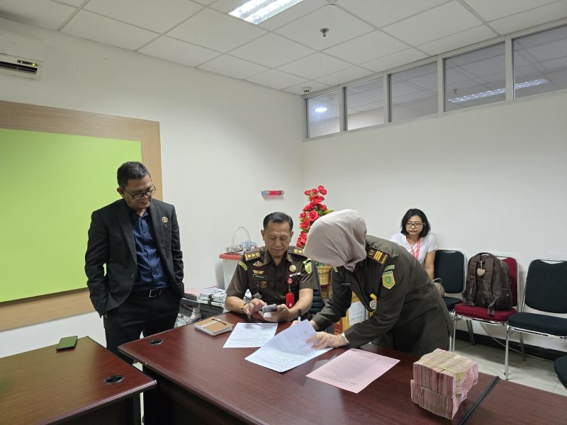 Pihak Kejati Sumatera Selatan menandatangani berita acara penitipan pengembalian kerugian keuangan negara dari tersangka NW dalam dugaan kasus tindak pidana korupsi penjualan aset milik Yayasan Batanghari Sembilan pada Senin (1/4/2024). Foto: Rizky Pratama Saputra, Kabarindonesia.co