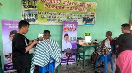 Masyarakat Lorong Karya, Kelurahan Dua Puluh Enam, Kota Palembang antusias ikuti potong rambut gratis yang diadakan Relawan Heri Amalindo pada Rabu (3/4/2024). Foto: Rizky Pratama Saputra