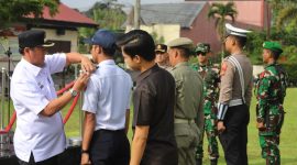 Pj. Bupati Lampung Barat, Nukman menyematkan pita pada apel gelar pasukan Operasi Ketupat 2024 di Mapolres setempat pada Rabu (3/4/2024). Foto: Haeruel Abadi, Kabarindonesia.co