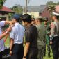 Pj. Bupati Lampung Barat, Nukman menyematkan pita pada apel gelar pasukan Operasi Ketupat 2024 di Mapolres setempat pada Rabu (3/4/2024). Foto: Haeruel Abadi, Kabarindonesia.co