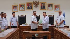 Bupati Pesisir Barat, Provinsi Lampung serahkan sertifikat aset milik Pemprov Lampung dan lembaga vertikal pada Rabu (3/4/2024). Foto: Joni Irawan, Kabarindonesia.co