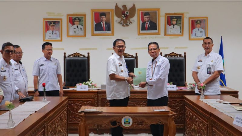 Bupati Pesisir Barat, Provinsi Lampung serahkan sertifikat aset milik Pemprov Lampung dan lembaga vertikal pada Rabu (3/4/2024). Foto: Joni Irawan, Kabarindonesia.co