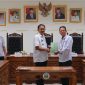 Bupati Pesisir Barat, Provinsi Lampung serahkan sertifikat aset milik Pemprov Lampung dan lembaga vertikal pada Rabu (3/4/2024). Foto: Joni Irawan, Kabarindonesia.co