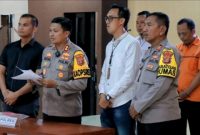 Kapolres Lampung Timur, AKBP M. Rizal melakukan jumpa pers setelah berhasil menangkap terduga pelaku tindak pidana korupsi, Tardianto yang merupakan mantan Kepala Desa Marga Batin pada Kamis (4/4/2024). Foto: Ali Mukmin, Kabarindonesia.co