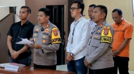 Kapolres Lampung Timur, AKBP M. Rizal melakukan jumpa pers setelah berhasil menangkap terduga pelaku tindak pidana korupsi, Tardianto yang merupakan mantan Kepala Desa Marga Batin pada Kamis (4/4/2024). Foto: Ali Mukmin, Kabarindonesia.co