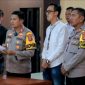 Kapolres Lampung Timur, AKBP M. Rizal melakukan jumpa pers setelah berhasil menangkap terduga pelaku tindak pidana korupsi, Tardianto yang merupakan mantan Kepala Desa Marga Batin pada Kamis (4/4/2024). Foto: Ali Mukmin, Kabarindonesia.co