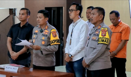 Kapolres Lampung Timur, AKBP M. Rizal melakukan jumpa pers setelah berhasil menangkap terduga pelaku tindak pidana korupsi, Tardianto yang merupakan mantan Kepala Desa Marga Batin pada Kamis (4/4/2024). Foto: Ali Mukmin, Kabarindonesia.co