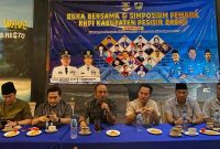 Ketua KNPI Pesisir Barat, Nopiyansyah bersama beberapa ketua organisasi pemuda setempat lainnya mengadakan buka bersama dan simposium pemuda pada Kamis (4/4/2024). Foto: Joni Irawan, Kabarindonesia.co