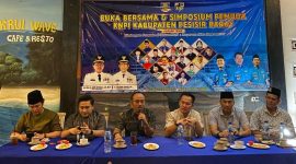 Ketua KNPI Pesisir Barat, Nopiyansyah bersama beberapa ketua organisasi pemuda setempat lainnya mengadakan buka bersama dan simposium pemuda pada Kamis (4/4/2024). Foto: Joni Irawan, Kabarindonesia.co