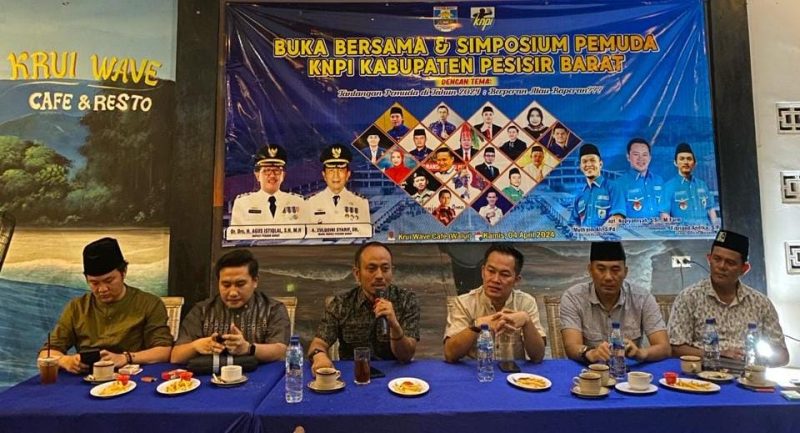 Ketua KNPI Pesisir Barat, Nopiyansyah bersama beberapa ketua organisasi pemuda setempat lainnya mengadakan buka bersama dan simposium pemuda pada Kamis (4/4/2024). Foto: Joni Irawan, Kabarindonesia.co