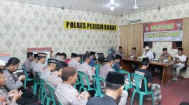 Kapolres Pesisir Barat, Alsyahendra memimpin langsung buka puasa bersama dalam giat Jum'at Curhat pada Kamis (4/4/2024). Foto: Joni Irawan, Kabarindonesia.co
