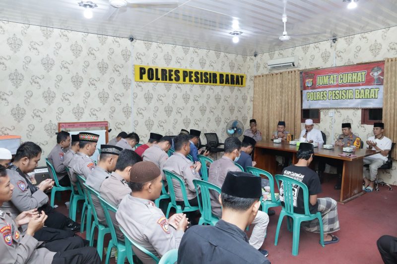 Kapolres Pesisir Barat, Alsyahendra memimpin langsung buka puasa bersama dalam giat Jum'at Curhat pada Kamis (4/4/2024). Foto: Joni Irawan, Kabarindonesia.co