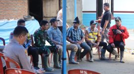 Pj. Bupati Lampung Barat, Nukman sambangi dan sampaikan duka cita kepada keluarga korban hanyut di Sungai Way Semangka pada Jum'at (5/4/2024). Foto: Haeruel Abadi, Kabarindonesia.co