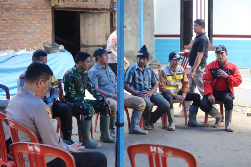 Pj. Bupati Lampung Barat, Nukman sambangi dan sampaikan duka cita kepada keluarga korban hanyut di Sungai Way Semangka pada Jum'at (5/4/2024). Foto: Haeruel Abadi, Kabarindonesia.co