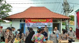 Polres Tulang Bawang Barat adakan pasar murah untuk bantu kebutuhan masyarakat jelang Idul Fitri 1445 H pada Jum'at (5/4/2024). Foto: Andi Rahman, Kabarindonesia.co