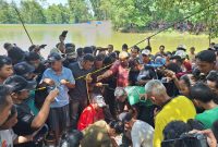 Polsek Gunung Agung, Tulang Bawang Barat melakukan identifikasi penyebab tenggelamnya dua bocah di bendungan Tiyuh Tunas Jaya pada Sabtu (6/4/2024). Foto: Andi Rahman, Kabarindonesia.co