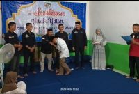 Pengurus KPPM Desa Bumi Pratama Mandira memberikan santunan pada 22 orang anak yatim pada Sabtu (6/4/2024). Foto: Taufiq Yusuf, Kabarindonesia.co