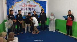 Pengurus KPPM Desa Bumi Pratama Mandira memberikan santunan pada 22 orang anak yatim pada Sabtu (6/4/2024). Foto: Taufiq Yusuf, Kabarindonesia.co
