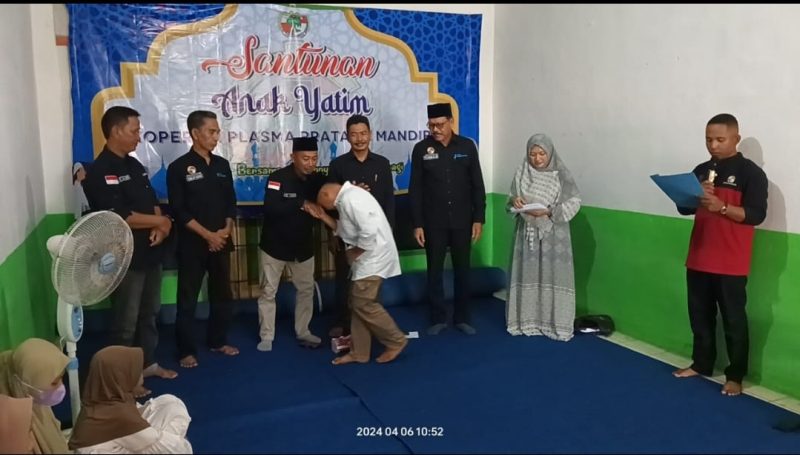 Pengurus KPPM Desa Bumi Pratama Mandira memberikan santunan pada 22 orang anak yatim pada Sabtu (6/4/2024). Foto: Taufiq Yusuf, Kabarindonesia.co