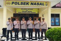 Kabag Ops Polres Pesibar dan Kapolsek Nasal, Kabupaten Kaur, AKP Abdul Rasyid berfoto bersama di depan Kantor Polsek Nasal pada Senin (8/4/2024). Foto: Joni Irawan, Kabarindonesia.co