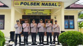 Kabag Ops Polres Pesibar dan Kapolsek Nasal, Kabupaten Kaur, AKP Abdul Rasyid berfoto bersama di depan Kantor Polsek Nasal pada Senin (8/4/2024). Foto: Joni Irawan, Kabarindonesia.co