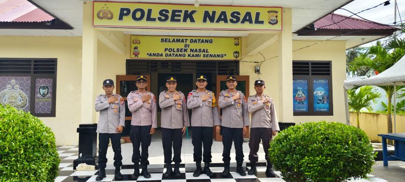 Kabag Ops Polres Pesibar dan Kapolsek Nasal, Kabupaten Kaur, AKP Abdul Rasyid berfoto bersama di depan Kantor Polsek Nasal pada Senin (8/4/2024). Foto: Joni Irawan, Kabarindonesia.co