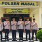 Kabag Ops Polres Pesibar dan Kapolsek Nasal, Kabupaten Kaur, AKP Abdul Rasyid berfoto bersama di depan Kantor Polsek Nasal pada Senin (8/4/2024). Foto: Joni Irawan, Kabarindonesia.co