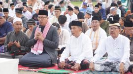 Bupati dan Wakil Bupati Pesisir Barat, Agus Istiqlal dan Zulqoini Syarif melaksanakan Sholat Idul Fitri 1445 H di halaman Kantor Pemkab Pesibar. Foto: Joni Irawan, Kabarindonesia.co