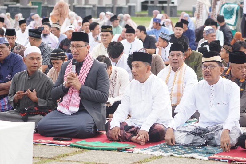 Bupati dan Wakil Bupati Pesisir Barat, Agus Istiqlal dan Zulqoini Syarif melaksanakan Sholat Idul Fitri 1445 H di halaman Kantor Pemkab Pesibar. Foto: Joni Irawan, Kabarindonesia.co
