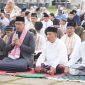 Bupati dan Wakil Bupati Pesisir Barat, Agus Istiqlal dan Zulqoini Syarif melaksanakan Sholat Idul Fitri 1445 H di halaman Kantor Pemkab Pesibar. Foto: Joni Irawan, Kabarindonesia.co