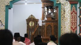 Pj. Bupati Lampung Barat, Nukman pimpin laksanakan sholat Idul Fitri 1445 H di Masjid Baiturrahim. Foto: Haeruel Abadi, Kabarindonesia.co