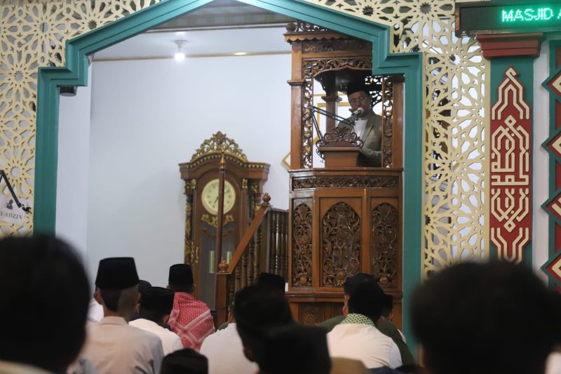 Pj. Bupati Lampung Barat, Nukman pimpin laksanakan sholat Idul Fitri 1445 H di Masjid Baiturrahim. Foto: Haeruel Abadi, Kabarindonesia.co