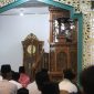 Pj. Bupati Lampung Barat, Nukman pimpin laksanakan sholat Idul Fitri 1445 H di Masjid Baiturrahim. Foto: Haeruel Abadi, Kabarindonesia.co