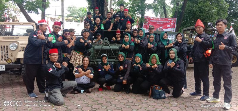 Anggota Tim Bung Baja yang memberikan dukungan pada Mawardi Yahya dan Harnojoyo (Mahar) dalam Pilgub Sumsel 2024 berfoto bersama. Foto: Rizky Pratama Saputra, Kabarindonesia.co
