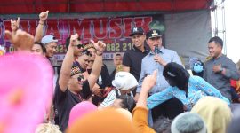 Pj. Bupati Lampung Barat, Nukman mengikuti perayaan Idul Fitri di Kelurahan Pasar Liwa, Kecamatan Balik Bukit, Kabupaten Lampung Barat, Provinsi Lampung dengan terlibat langsung dalam acara Sekura Cakak Buah pada Minggu (14/4/2024). Foto: Haeruel Abadi, Kabarindonesia.co
